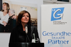 Die Ministerpräsidentin von Rheinland-Pfalz eröffnet eine Ausstellung.