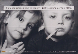 Zwei Kinder mit ins Bild montierten Zigaretten