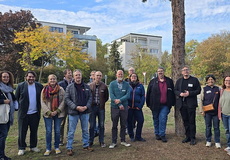 Gruppenbild mehrerer Personen.