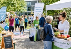 Eine Veranstaltung im Freien zum Thema Gesundheit mit Besuchern.