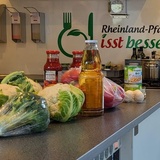 Lebensmittel liegen auf einer Küchenarbeitsplatte.