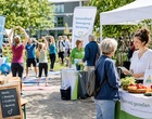 Eine Veranstaltung im Freien zum Thema Gesundheit mit Besuchern.