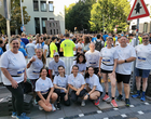 Eine Gruppe von Menschen in Sportkleidung blickt in die Kamera.