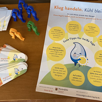 Die Hitzeschutz-Materialien der LZG: Fächer, Flyer, Poster, Flaschenöffner
