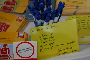 Kugelschreiber, Flyer, Buttons als Material eines Infostandes der LZG.