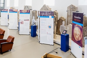 Ausstellungswände in einem Museum.