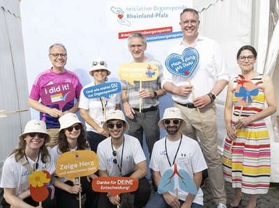 Eine Gruppe von 9 Menschen, die sich für Organspende engagieren