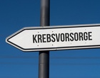 Ein Verkehrsschild, auf dem das Wort Krebsvorsorge steht.