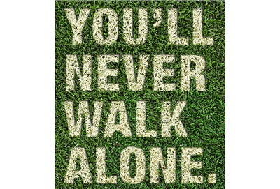 Ein Rasen, auf dem You'll never walk alone steht