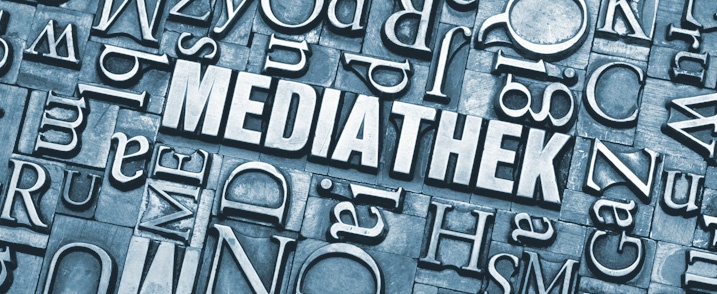 Viele Buchstabenlettern liegen durcheinander. In der Mitte bilden sie das Wort "Mediathek".