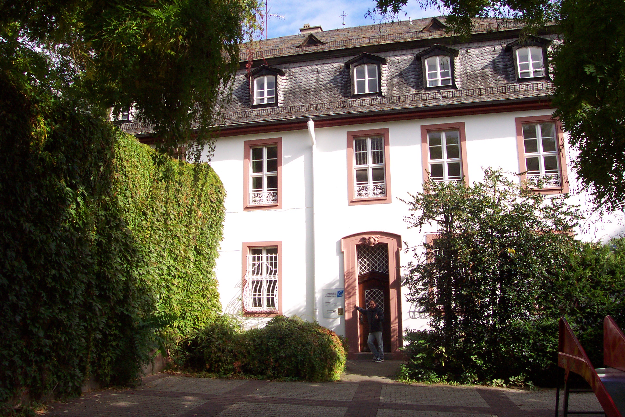 Ein schönes altes Gebäude hinter Bäumen