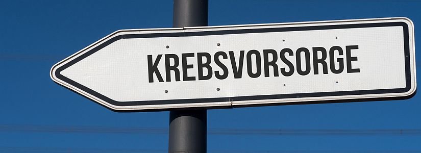 Ein Verkehrsschild, auf dem das Wort Krebsvorsorge steht.