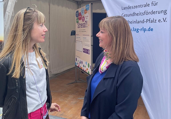 Staatssekretärin Nicole Steingaß im Gespräch mit einer Mitarbeiterin der LZG