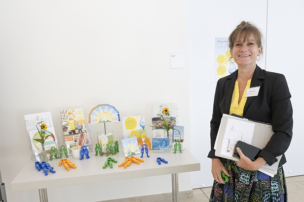 Ministerialdirektorin Katharina Heil an einem Info-Stand der LZG