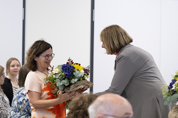 Heike Arend bekommt einen Blumenstrauß zu ihrer Wahl in den Vorstand der LZG