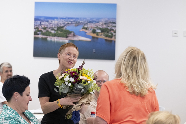 Simone Bopp freut sich über einen Blumenstrauß anlässlich ihrer Wahl in den Vorstand der LZG