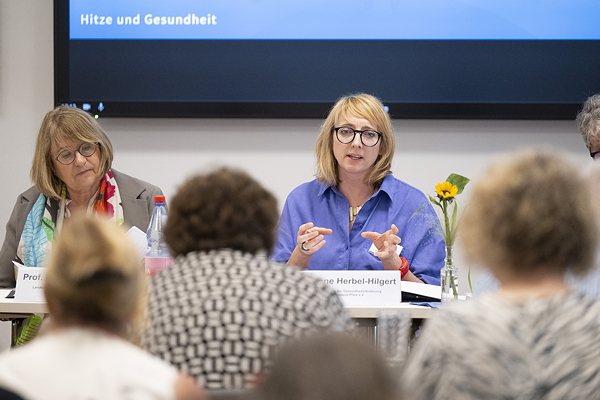 Prof. Dr. Ursula Rieke, Vorsitzende, und Susanne Herbel-Hilgert, Geschäftsführerin der LZG leiten die Mitgliederversammlung (von links)